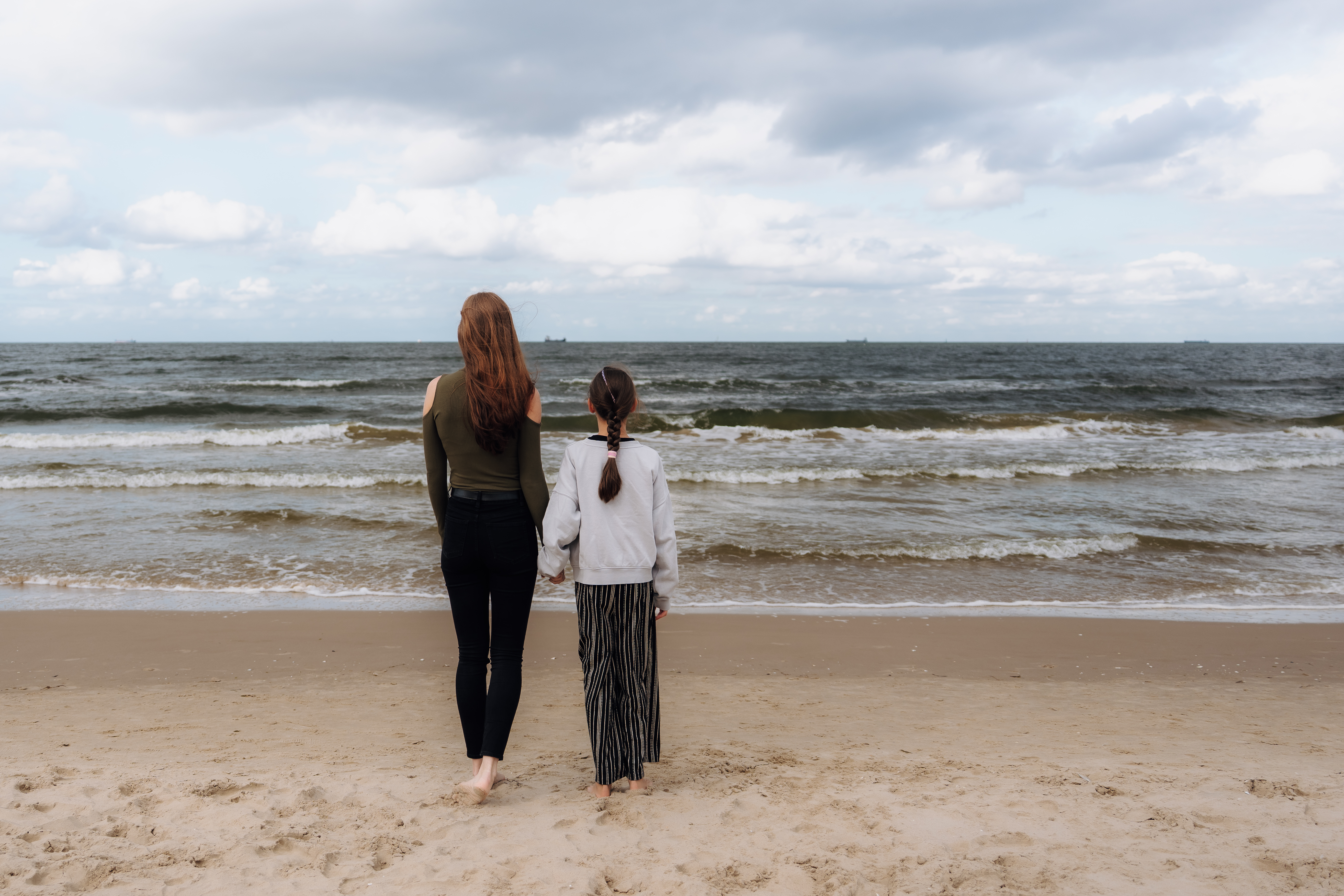 Hochzeitsfotograf Freising - Stephie und Ihre Tochter Stephie, Hochzeitsfotografin von Pure Weddings, blickt mit ihrer Tochter aufs Meer