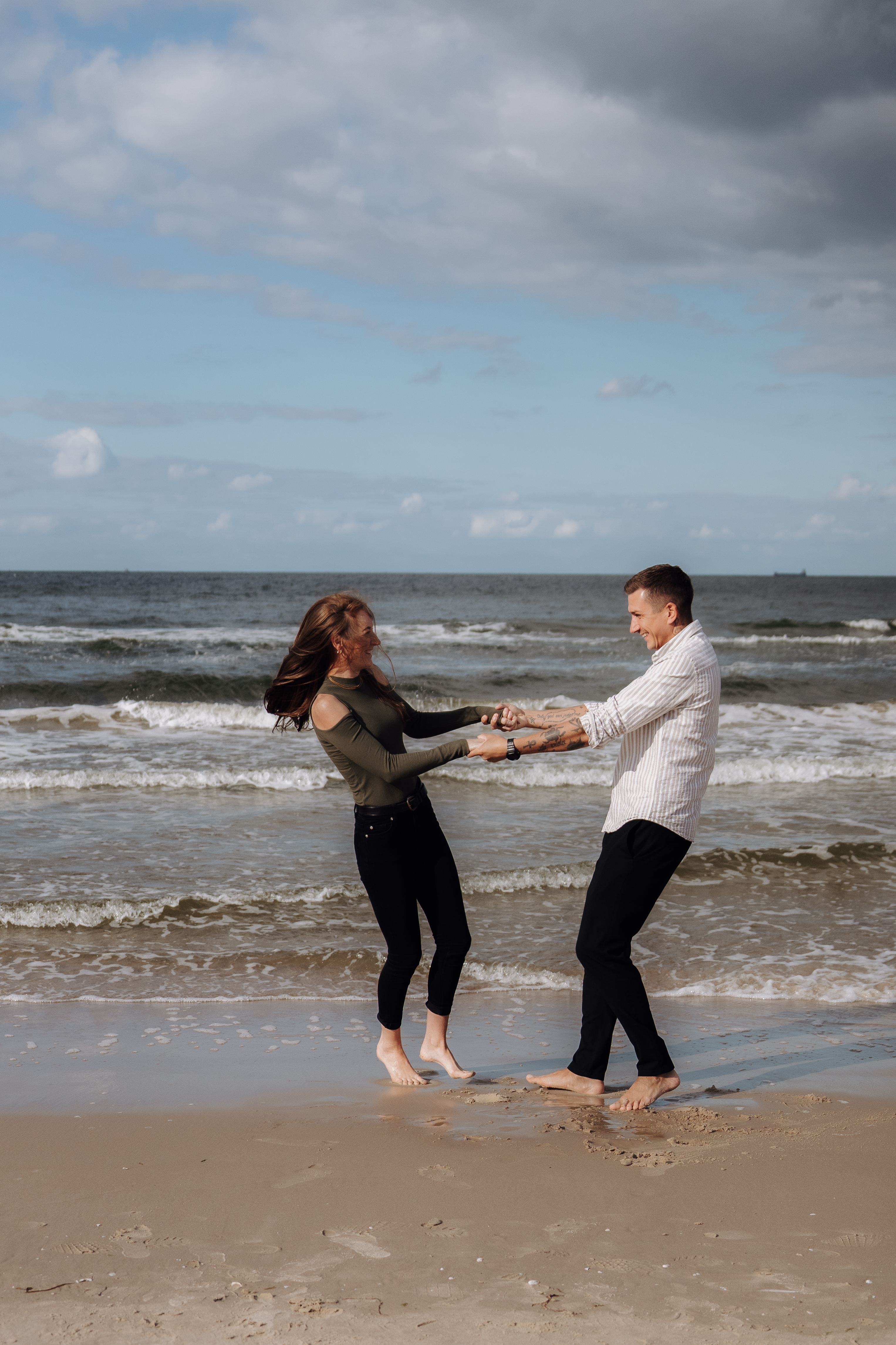 Pure Weddings – Authentische Hochzeitsfotos in Freising Stephie und Robert von Pure Weddings tanzen als Hochzeitsfotografenpaar am Strand
