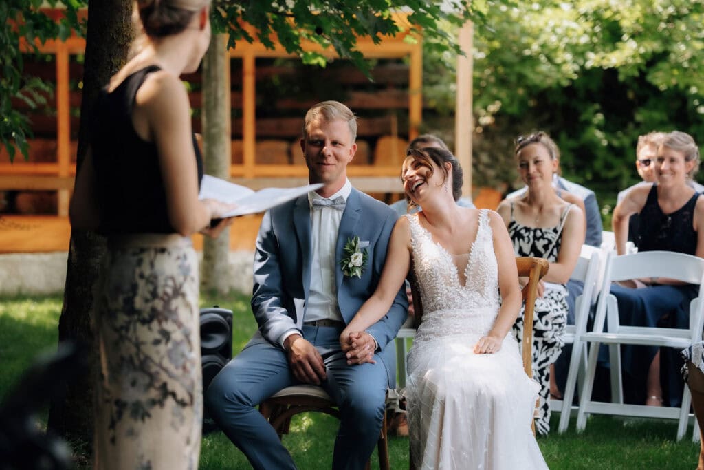 Brautpaar lacht glücklich bei der freien Trauung. Emotionale Reportage vom Hochzeitsfotograf Freising.
