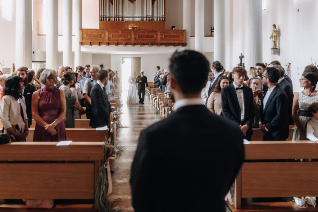 Braut wird von ihrem Vater zum Altar geführt in Bogenhausen