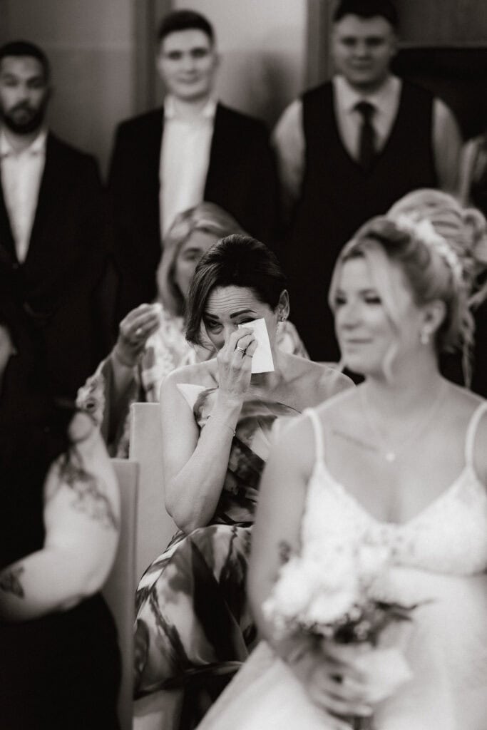 Emotionale Reaktion einer Hochzeitsgästin während der Trauung in München (Schwarz-Weiß) – Hochzeitsfotograf Freising