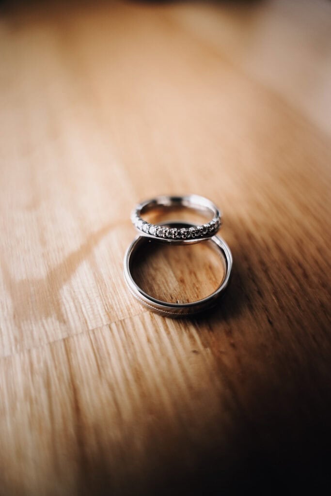 Silberne Eheringe auf Holz, fotografiert vom Hochzeitsfotograf Freising in München