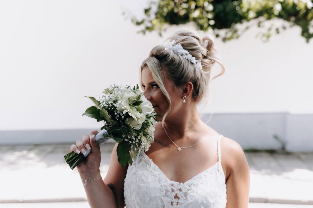 Braut mit Brautstrauß in München – Hochzeitsfotograf Freising