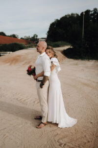 Zärtliche Umarmung des Brautpaares im Tonwerk Dorfen, Erding – Hochzeitsfotograf Freising.
