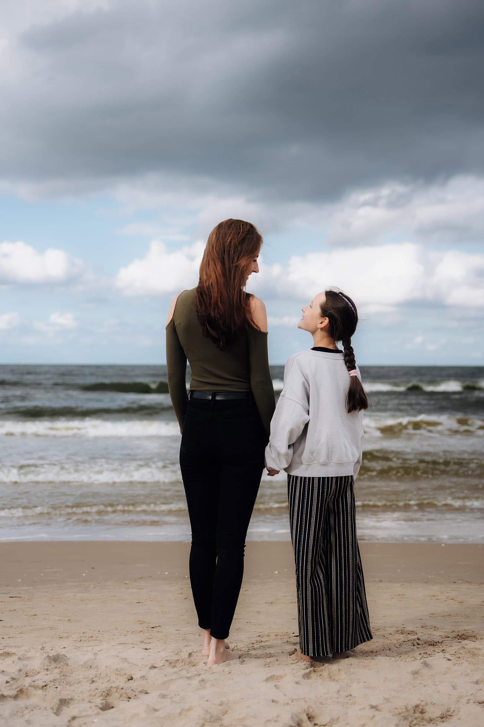 Stephie von Pure Weddings mit ihrer Tochter am Strand an der Ostsee