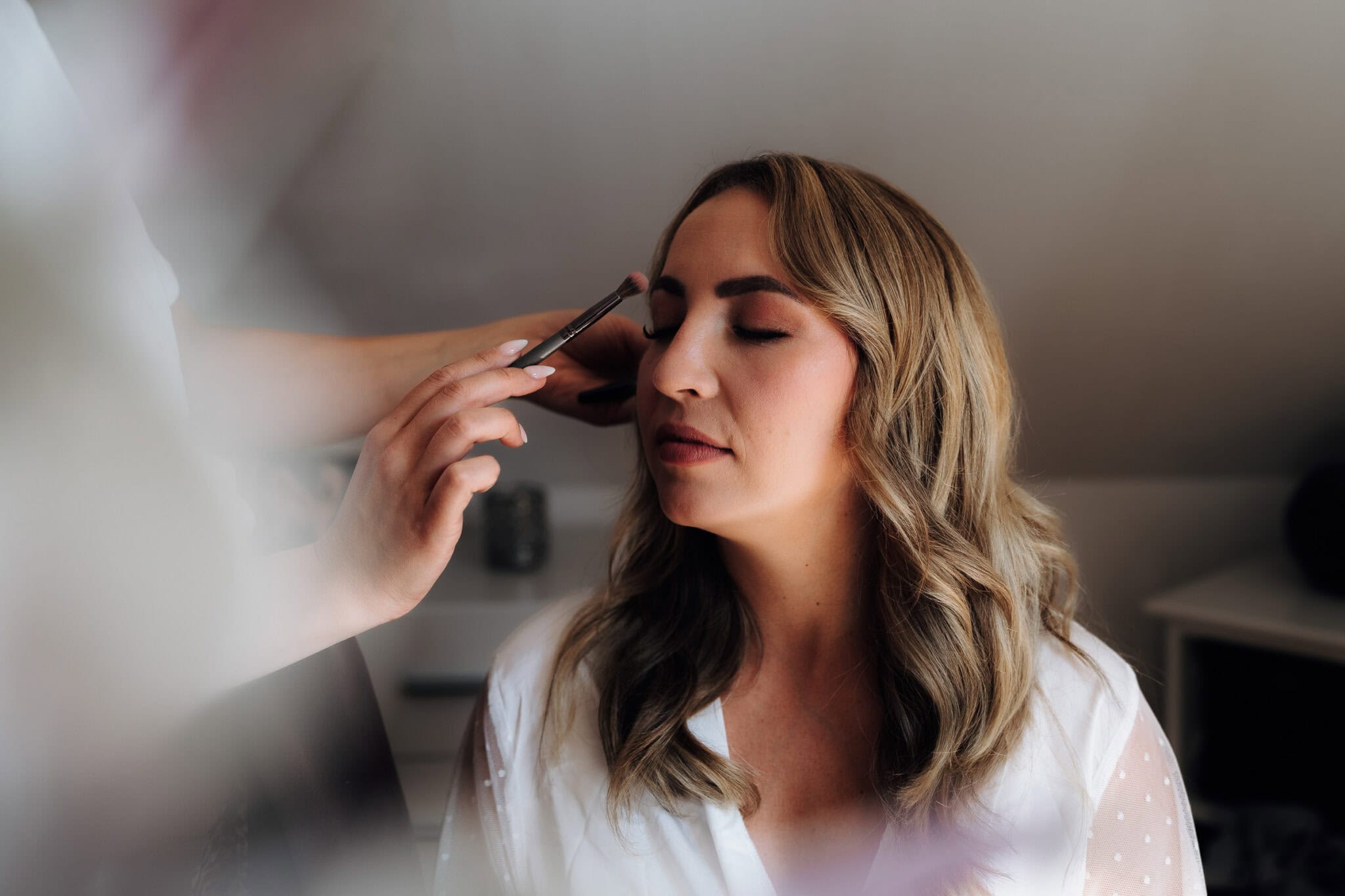 Getting Ready einer Braut. Pinsel am Augenlied. Hochzeitsfotograf Freising