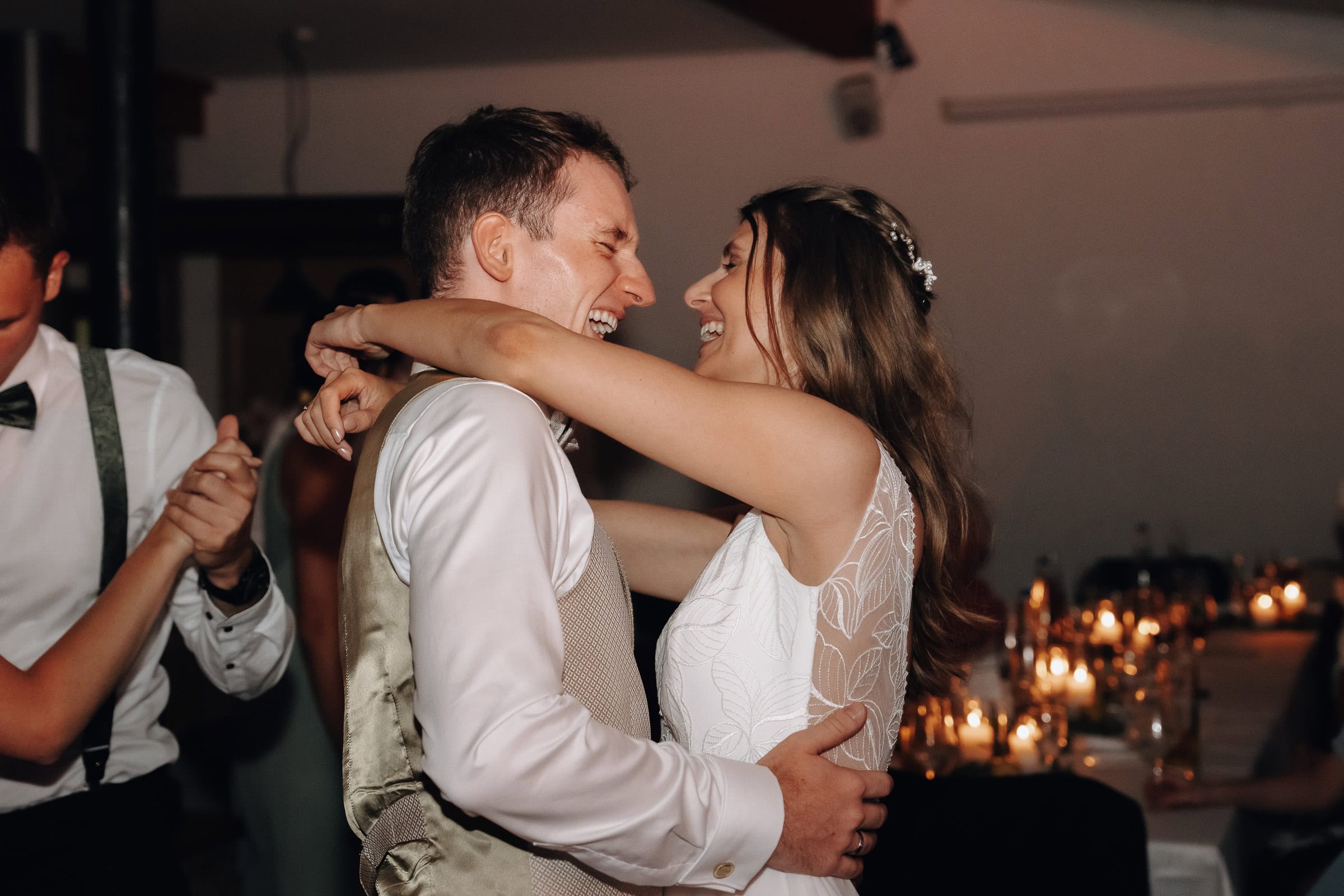 Brauttanz bei Kerzenschein. Braut und Bräutigam tanzen umarmt. Hochzeitsfotograf München