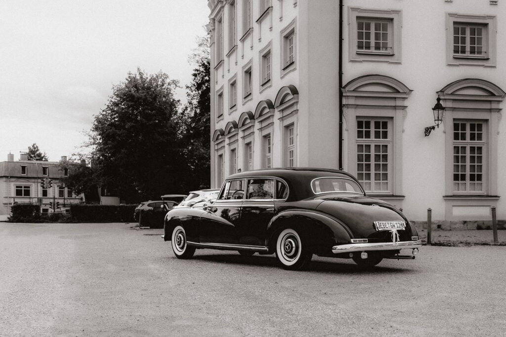 Klassischer Mercedes Oldtimer als Hochzeitsauto vor dem Schloss Schleißheim in Unterschleißheim