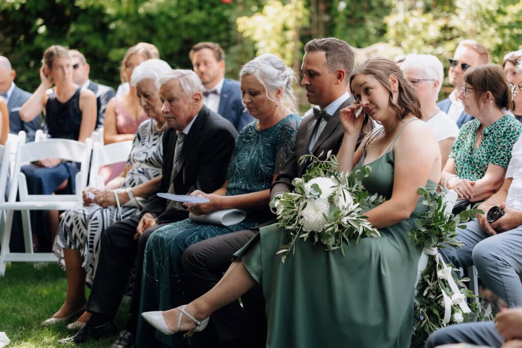 Berührender Moment während der freien Trauung, als sich die Trauzeugin gerührt eine Träne aus dem Auge wischt
