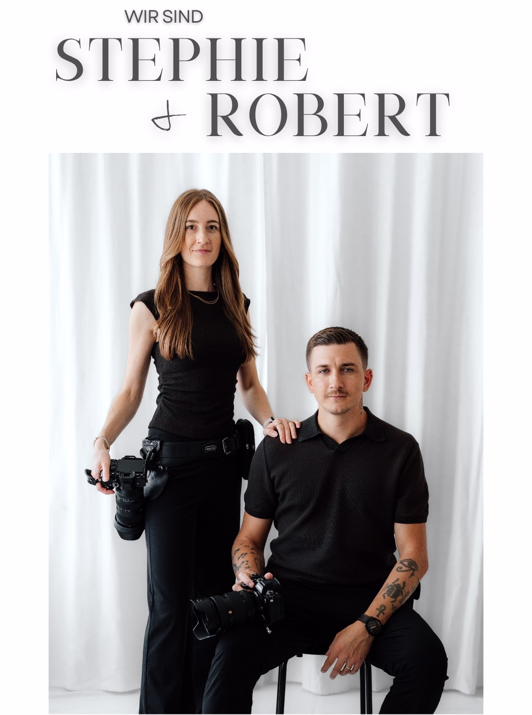 Ein modernes und professionelles Porträt der Fotografen Stephie & Robert in einem hellen Studio-Setting