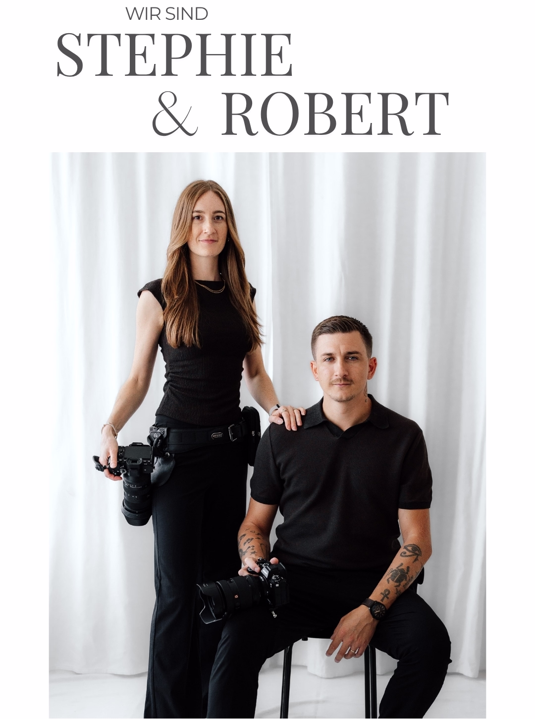 Ein modernes und professionelles Porträt der Hochzeitsfotografen Stephie & Robert von Pure Weddings in einem hellen Studio-Setting mit ihrem Fotoequipment